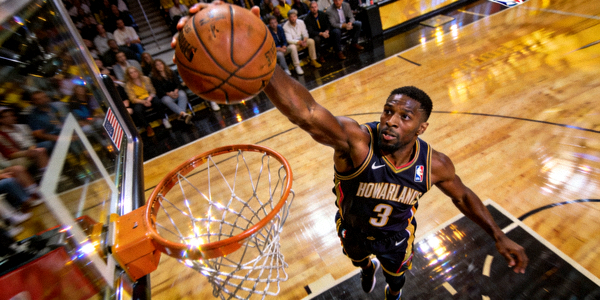 NBA精彩瞬间回放 - 球员扣篮特写画面